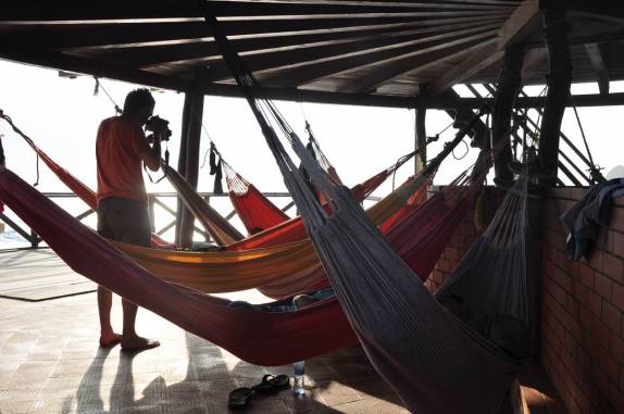 Redes armadas no quiosque sobre a península, em Cabo San Juan, no Parque Nacional Tayrona, no litoral norte da Colômbia